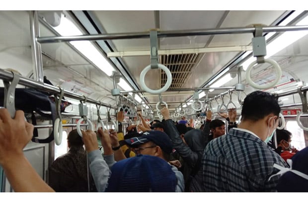 Virus Corona Meluas, Penumpang Commuter Line Masih Tetap Penuh Sesak