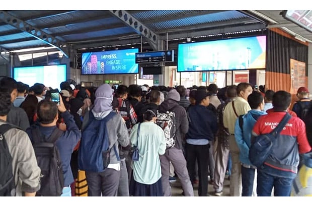 Virus Corona Meluas, Penumpang Commuter Line Masih Tetap Penuh Sesak