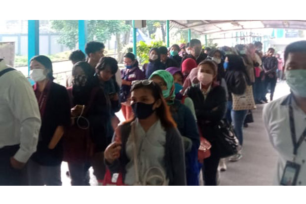 Operasional Dibatasi, Antrean Penumpang Bus Transjakarta Mengular