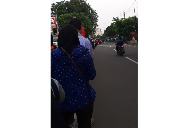 Operasional Dibatasi, Antrean Penumpang Bus Transjakarta Mengular