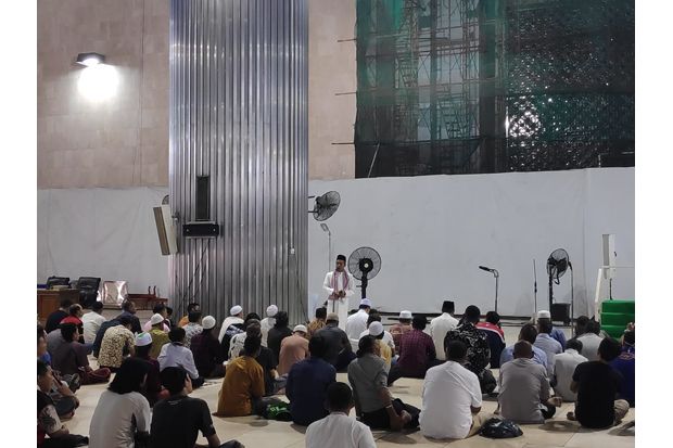 Tiadakan Salat Jumat, Begini Suasana Salat Zuhur di Masjid Istiqlal