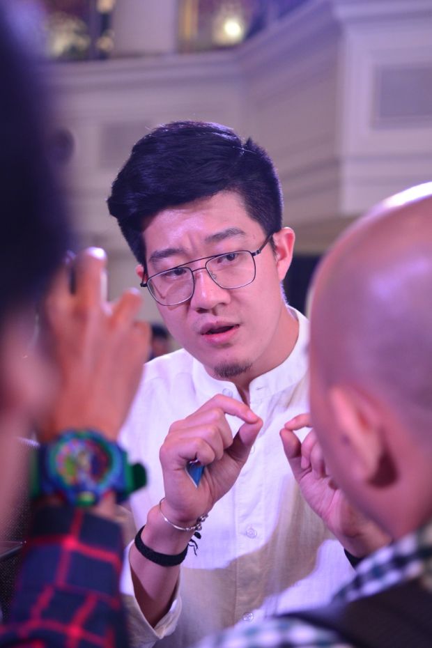 Tetap Sehat dan Berkerja di Rumah Sambil Menonton TV bersama Keluarga