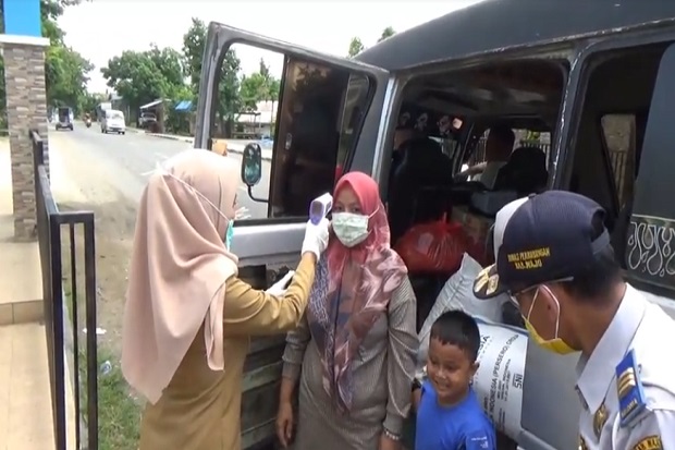 Di Wajo Sulsel Petugas Dishub Cegat Paksa Kendaraan Masuk Kota untuk Cek Corona