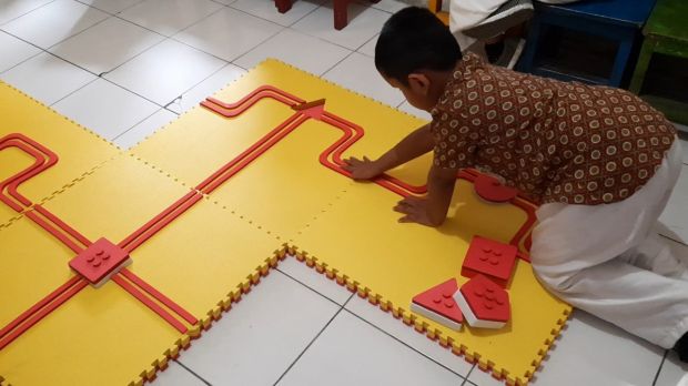 Mahasiswi Cantik ITS Ciptakan Mainan untuk Anak Penyandang Tunanetra