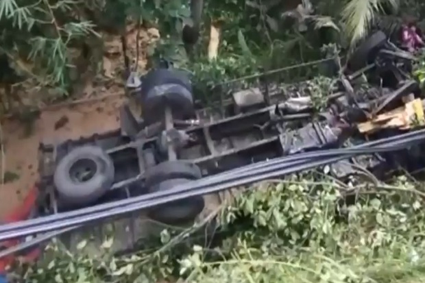 3 Warga Brebes Tewas usai Truk Tabrak Beruntun Mobil, Motor dan Warung