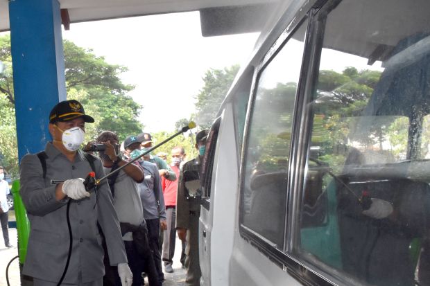 Lakukan Penyemprotan, Bupati Mojokerto: Semoga Pandemi Cepat Selesai