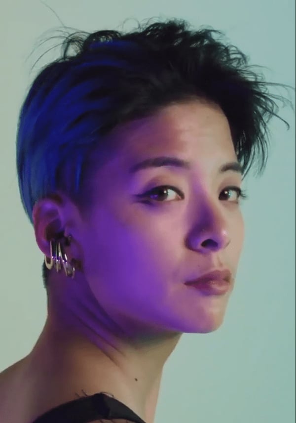 9 Idol K-Pop dengan Tindikan di Tubuh