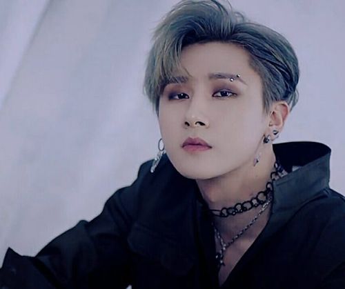 9 Idol K-Pop dengan Tindikan di Tubuh