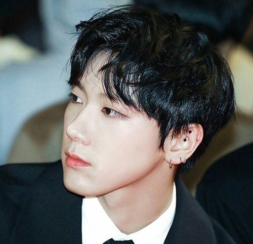 9 Idol K-Pop dengan Tindikan di Tubuh