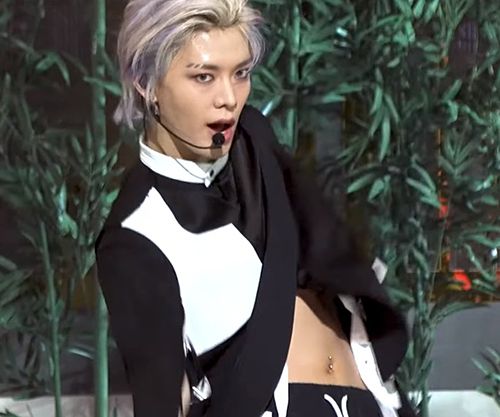 9 Idol K-Pop dengan Tindikan di Tubuh
