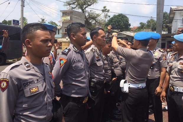 Karo Provos Mabes Polri Cukur Rambut Polisi Bergaya Punk