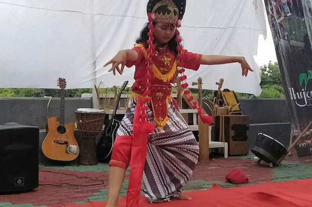  Menanti Munculnya Tari Topeng ala Lovie dan Cristyani