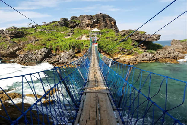Empat Pantai di Gunungkidul Ini Miliki Jembatan Gantung