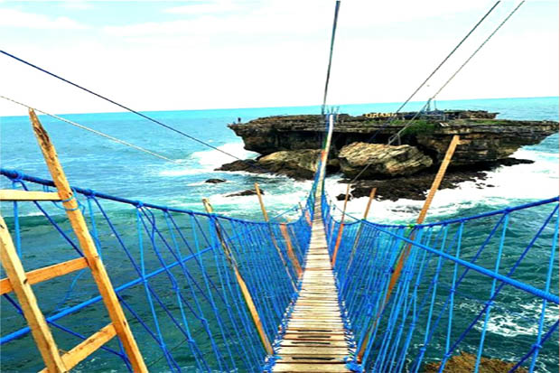Empat Pantai di Gunungkidul Ini Miliki Jembatan Gantung