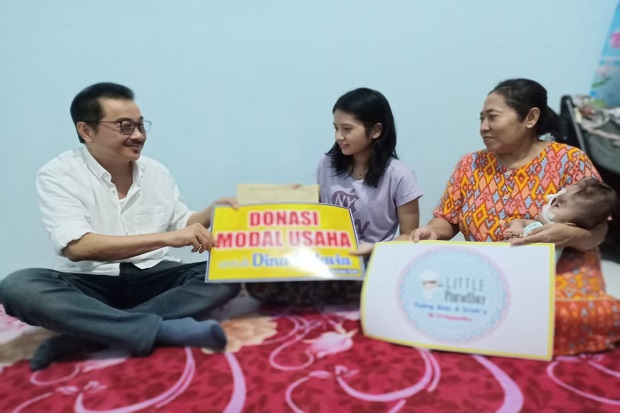 Pengusaha Surabaya Bantu Modal Usaha Ibu Bayi Hidrosefalus