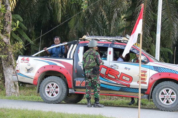 Jaga Perbatasan, Prajurit Yonif Raider 509 Periksa Pelintas Batas