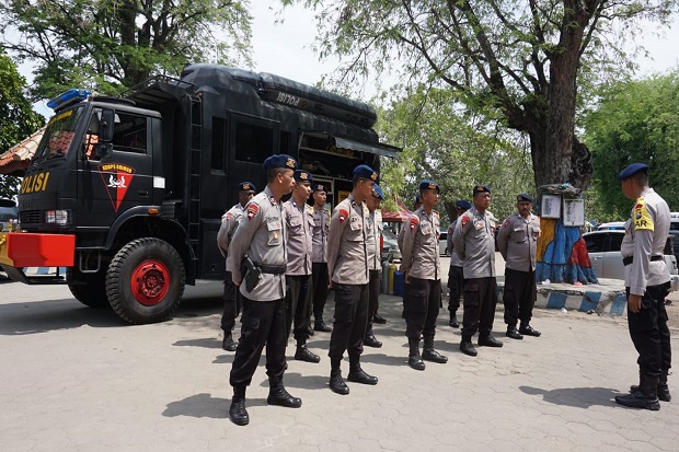 Batalyon B Pelopor Brimob Polda Jatim Jaga Keamanan Wisata Bahari