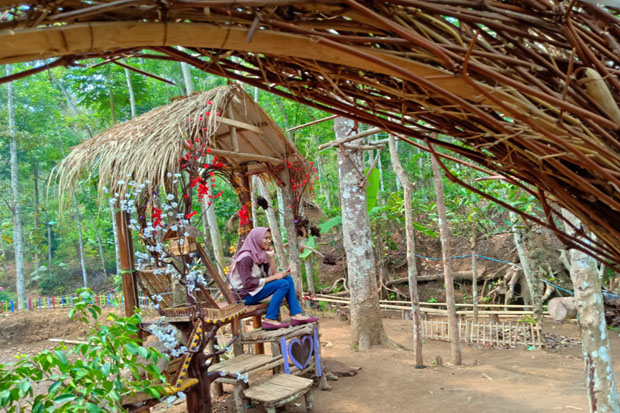 Lezatnya Menyantap Kuliner, di Tengah Aliran Sungai Berair Jernih
