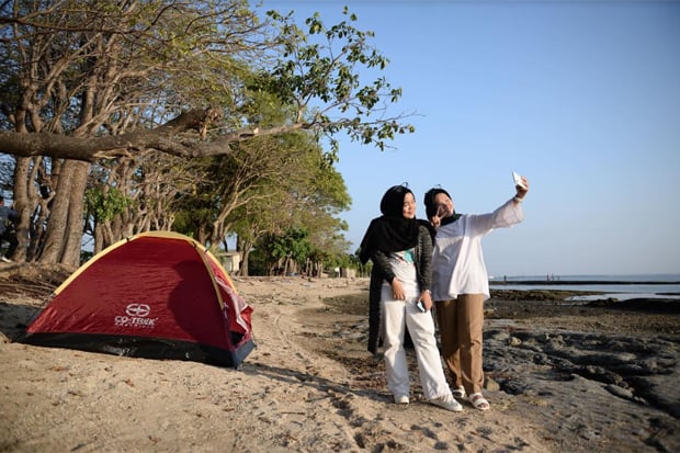 Indahnya Pemandangan Matahari Terbenam di Pantai Kuri Pattene