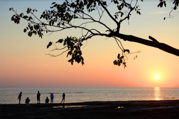 Indahnya Pemandangan Matahari Terbenam di Pantai Kuri Pattene